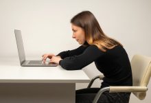 A cadeira de trabalho sem ergonomia hoje pode virar uma indenização amanhã